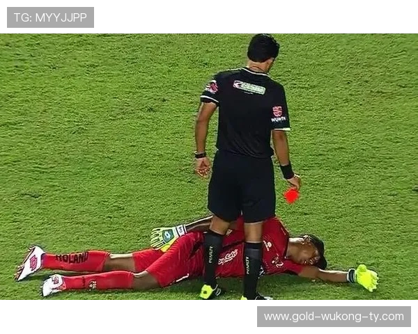 为什么看似轻微的接触却被判犯规？解析足球犯规判定的核心标准