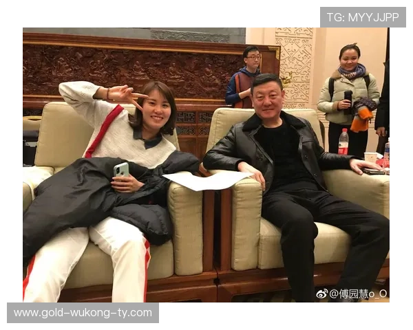 傅园慧又穿百元T挑战名媛派对，感觉她和豪门真是两个世界啊！