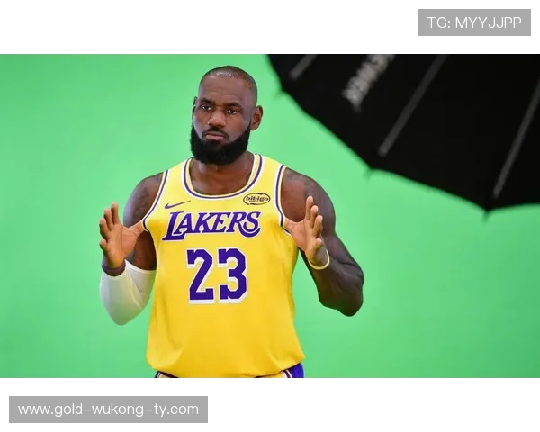 勒布朗利用高位挡拆拉开空间 提升关键时刻得分效率