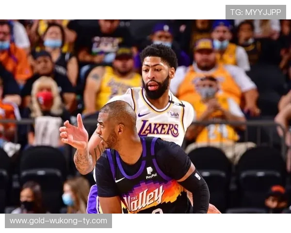 浓眉哥休赛期天天喝蛋白粉当水，家里冰箱塞满鸡胸肉，邻居说他半夜还在车库举轮胎