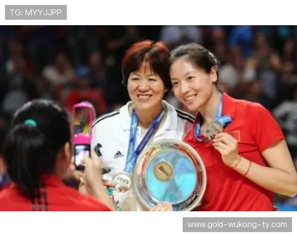 肖若腾赛前啃鸡腿，教练在旁边翻白眼