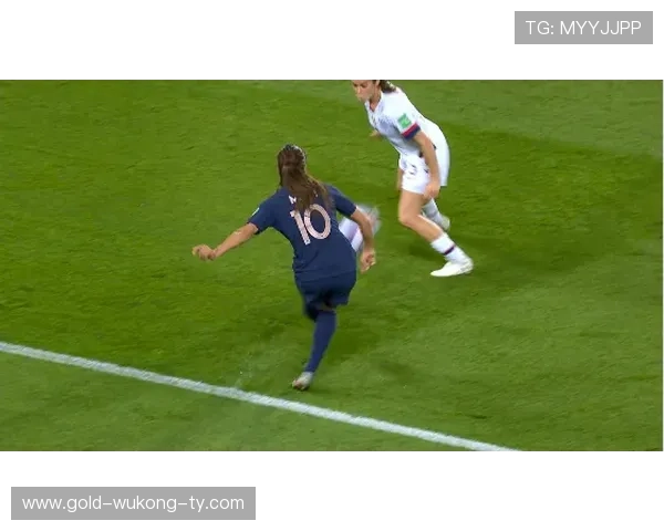 争球规则：肩膀撞击与用手推抢的判罚标准